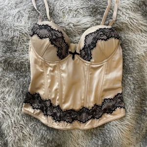 Korsett  - Har används en gång men säljer för den är lite för stor💕
