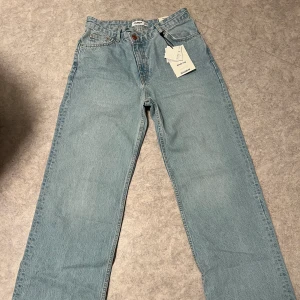 Jeans strl 40 - Oanvända jeans från Pull&bear, är bra i längden för mig som är 174cm lång, mid-rise Utgångna ut sortimenten hos pull&bear