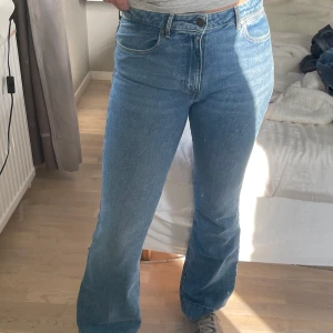 Blåa Bootcut jenas - Hej, säljer mina superfina bootcut jenas från märket Wrangler som knappt är använda och i super fint skick