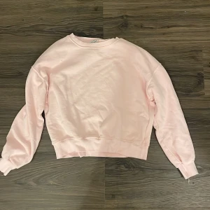 Rosa tröja - En JÄTTEFIN rosa tröja från chiquelle i stl Xs men den passar även folk som brukar ha S-M beroende på hur man vill att den ska sitta. 