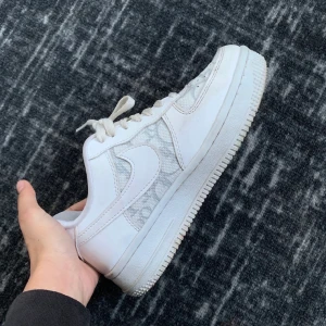 Nike air forces  - Knappt använda inga skador och de passar med allt skit snygga säljer även för ett bra pris, träffas nånstans i stockholm helst 😊