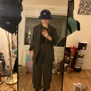 Kritstrecksrandig kostym - Mycket fin grå kostym med kritstreck. Fin med lite assymetriska detaljer. Är en storlek S. Jackan är 38 och byxorna är 34. Behöver skiljas från den pga flytt.❤️‍🔥❤️‍🔥❤️‍🔥