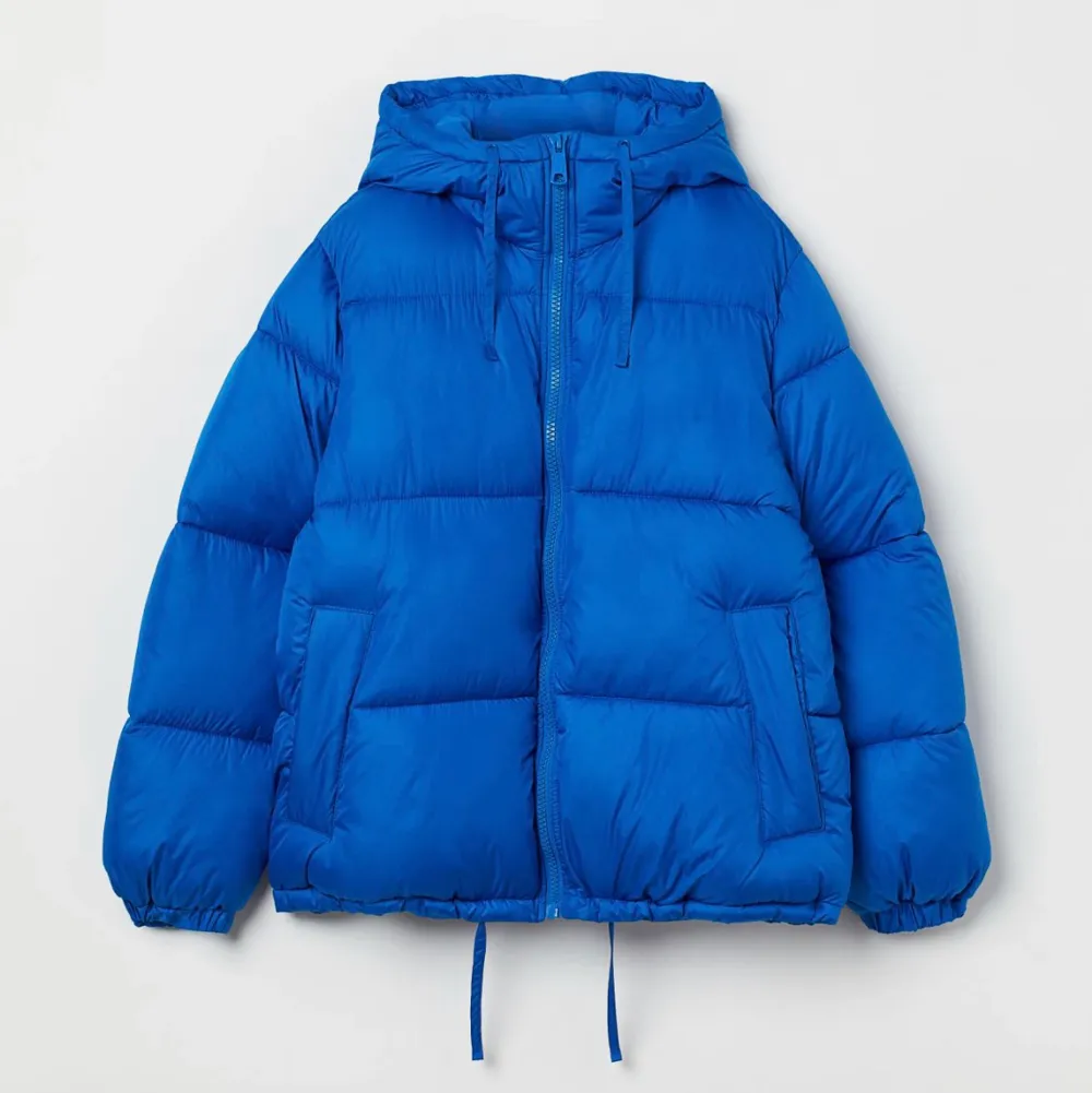 Säljer denna blå jacka från hm i XS. Köptes i slutet av förra vintern så knappt använd! Köparen står för frakten.. Jackor.