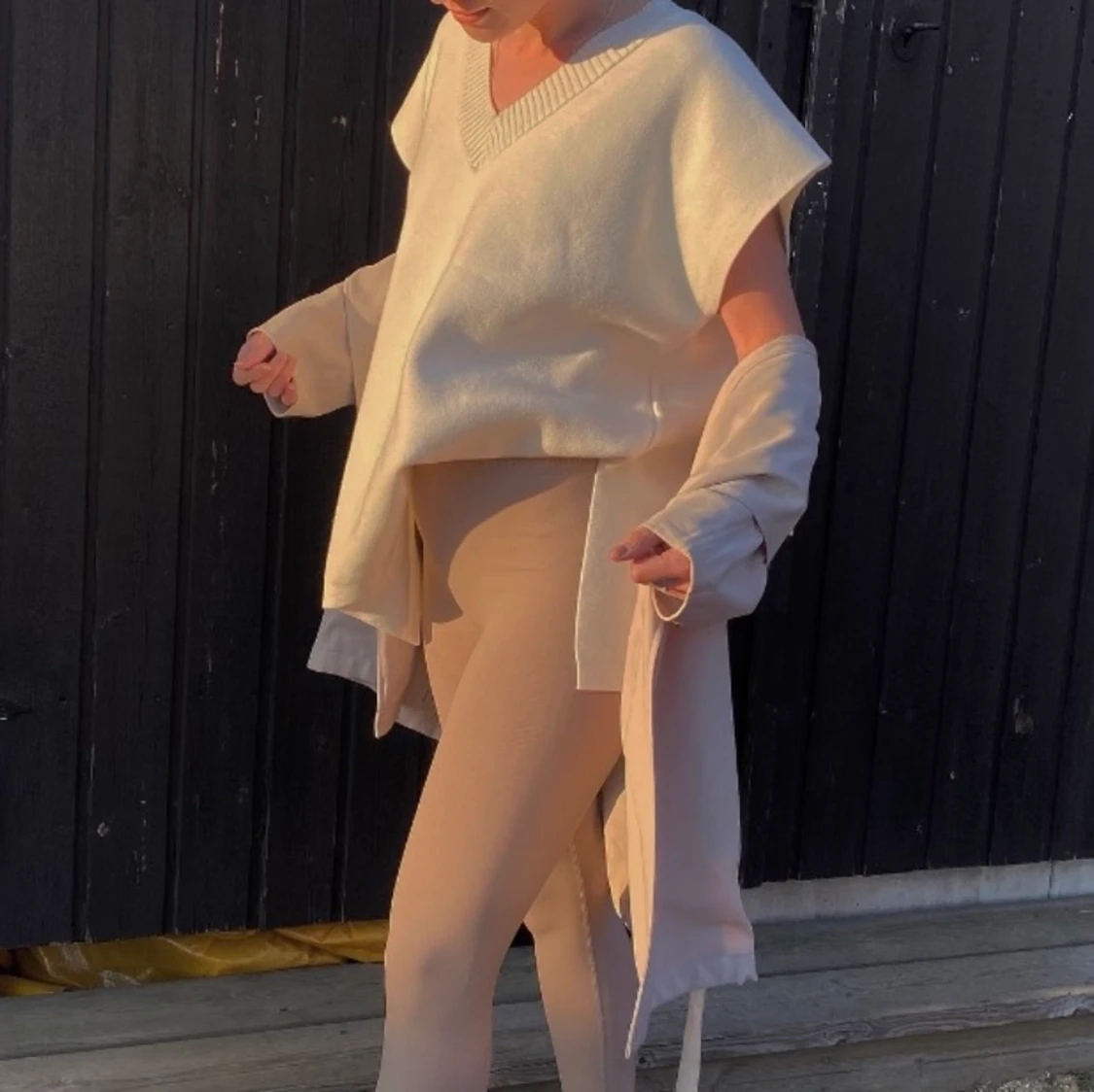 Beige/vit stickad väst 