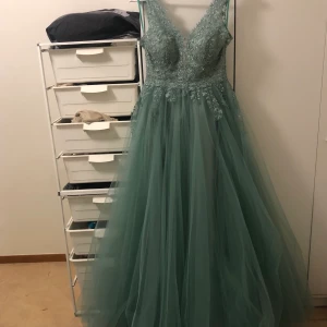 ABIYENIALL klänning - Nu säljer jag en nytvättat och knappast använt turkos klänning med fina detaljer! Jag kan betala för frakten!