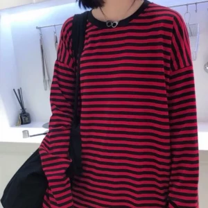 Super fin långarmad tröja 💓 - Röd och svart randig tröja som man kan styla lätt, säljer pga den inte är min stil ☺️