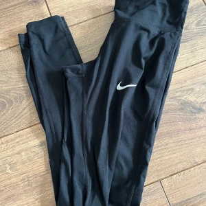 Träningstights Nike, strl XS - Svarta träningstights i märket Nike. Frakt ingår ej i priset.