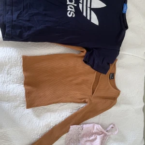 3 tröjor - Adidas tröja  Gina tricot tröja  Topp från holister 150- alla 3 50- styck