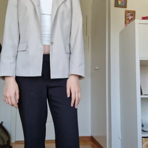 Beige kavaj - Supersött beige kavaj som tyvärr kommer inte till användning längre. Köpte den secondhand, men skickat är exakt som ny. Det står inte vilket märke det är och fickorna är fejk.