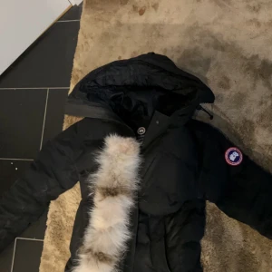 Canada goose - Säljer av den för inte riktigt min stil längre men inga större problem med den En bra vinter jacka håller värmen extremt bra.