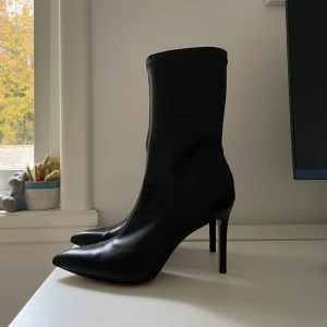 Stövletter - Stövletter i storlek 40. Dom är väldigt smala så skulle nog säga mer 38-39. Klacken är ca 8 cm hög. Väldigt fint skick. Fina till hösten/vintern. Fakeskinn. 