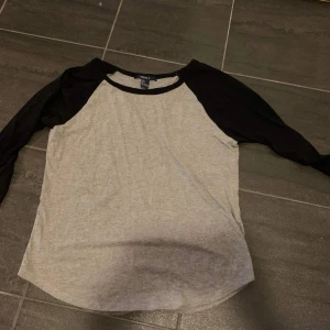 Svart och grå tröja - Från forever 21. Säljer då den blivit för stor för mig. Använd skick. Köparen står för frakt. 