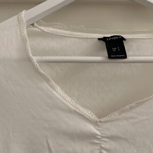 Långärmad tröja med spets  - Jätte söt vit långärmad tröja från Lindex.  Använd få gånger.  Strl S  💕🌸