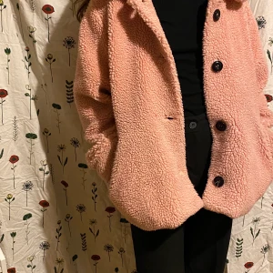 rosa teddy jacka - en rosa teddy jacka med stora knappar:) extremt mysig men kan inte så varm! lite smutsig runt händerna