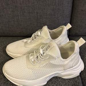 Vita steve madden sneakers i stl 40/41, passar även mig bra som brukar ha stl 39/40. Säljs då de ej används, använda 1-2 ggr. Kan fraktas eller mötas upp i Sthlm, pris kan diskuteras vid snabb affär. 