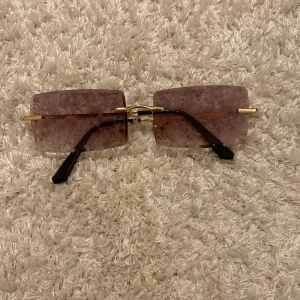 Solglasögon  - Solglasögon från shein. Populära 