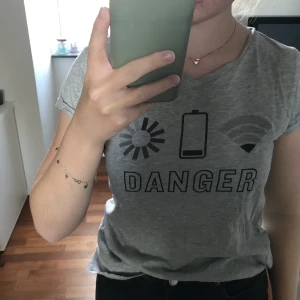 T-shirt  - Grå t-shirt med tryck i storlek XS, men passar även mig som är S. Är i använt skick men inga defekter.