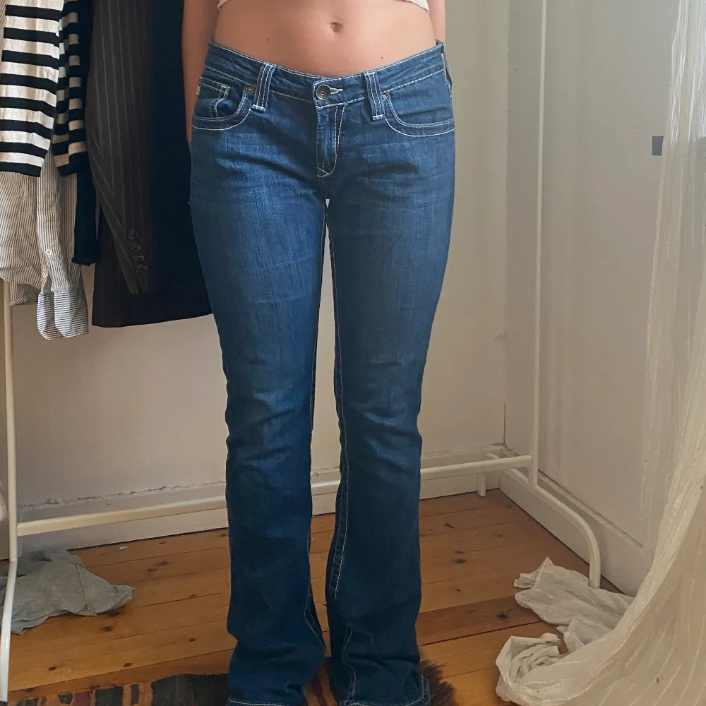 Skitsnygga lowwaist byxor köpta på secondhand i Köpenhamn. Aldrig använda så i bra skick. Jättesnygga fickor! Skriv för vid frågor💓💘. Jeans & Byxor.