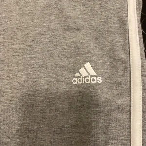 Adidas byxor  - Skriv om frågor 🤍 