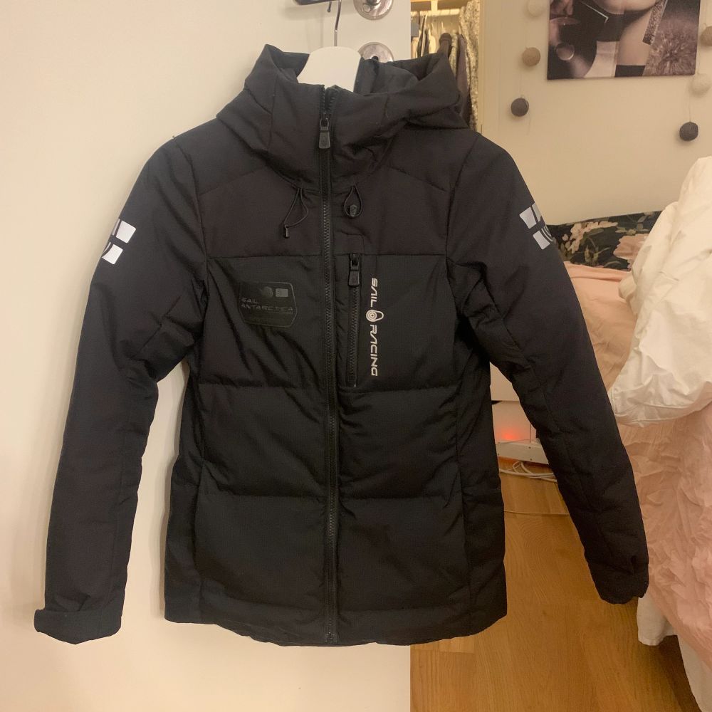 Svart Sail Racing M Cape Down Jacket | Plick Second Hand