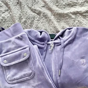 Juicy couture set - Säljer mitt juicy set i storlek xxs💕 Det är i perfekt skick, skriv för intresse eller frågor💕