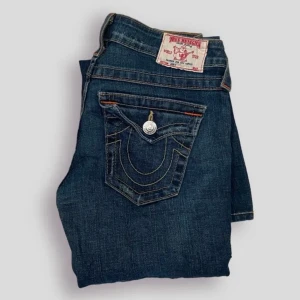 jeans  -  As snygga lågmidajade flare truey jeans, kom dm för fler frågor🖤💜 Innerben, 76cm Ytterben, 95 Midja, 28 #BenimDenim