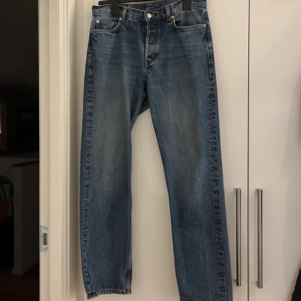 Jeans från Arket i modell loose som knappt ser använda ut. Storlek är 30/32. Jeans & Byxor.