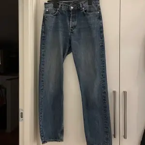 Jeans från Arket i modell loose som knappt ser använda ut. Storlek är 30/32