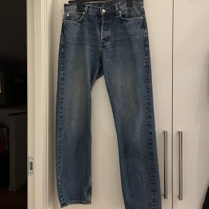Arket jeans - Jeans från Arket i modell loose som knappt ser använda ut. Storlek är 30/32