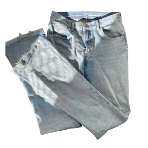 Ljusblå lågmidjade bootcut jeans - Superfina och superbekväma.. Lågmidjad utsvängd modell med ljusblå wash💙💙 är stretchiga så passar någon med S och M, 167-170 cm.  Köpta på bikbok för 4 år sen typ och har varit en favorit så länge. Formar kroppen as bra.