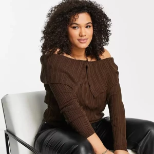 Off shoulder tröja - oanvänd - En brun off shoulder tröja från ASOS - oanvänd