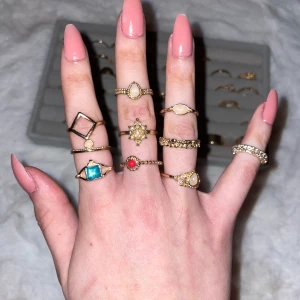 Jättefina ”bohoo/y2k” ringar - Gulfärgade ringar i nyskick. Varierande storlekar men ca S-M. Säljer alla tillsammans. Ringhållaren medföljer ej.