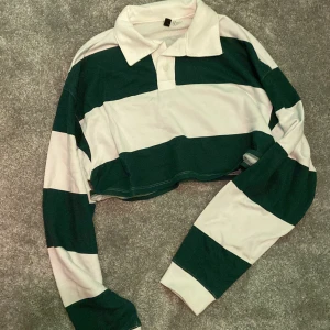 Gripas tröja - Ganska kort croppad tröja Skriv privat för fler bilder