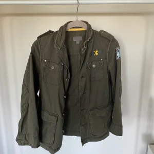 Grön jeansjacka  - Super snygg jacka från mexx. Säljer då den inte kommer till användning. Jackan passar mig och jag har storlek S i jackor. 