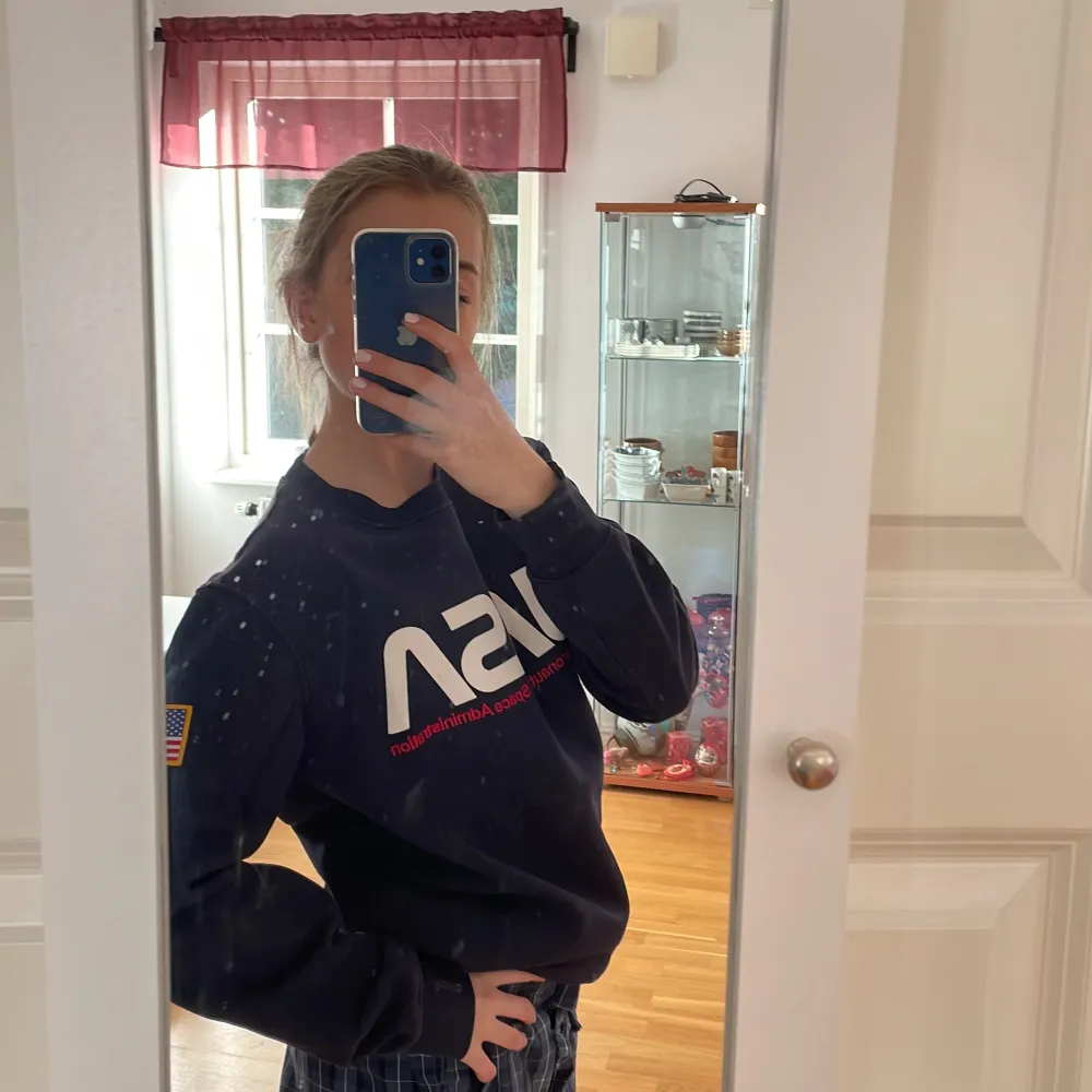 En nasa sweatshirt i bra skick. Bekväm sweatshirt som passar till allt💗. Tröjor & Koftor.