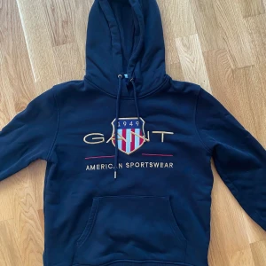 Svart gant hoodie S - Orginal pris 1300 säljer för 300kr inga fläckar eller hål alls. Jätte fint skick:) Den ser lite blå ut på första bilden men är helt svart.