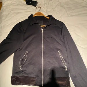 Limitato overshirt  - Limitato overshirt i storlek M. Modellen sitter tajt på mig som är 182 och passar perfekt på 172-182. Skick 9/10 och nypris 3500 ish