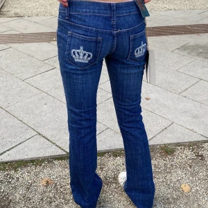 Low rise jeans med kroner på  - Bra skick nya jeans, tajta men går lite utåt där nere vid fötterna.