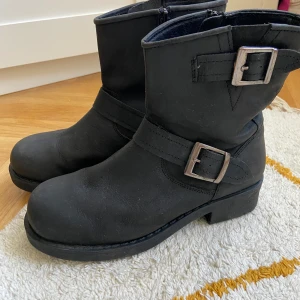 Boots/kängor strl 38 i äkta skinn - Boots/ kängor strl 38  Äkta läder  Använda 3 gånger . Bud från 400kr plus  tillkommer frakt  