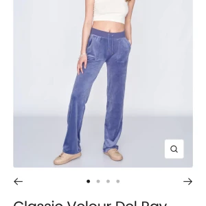 Juicy couture byxor - Säljer ett par ”classic velour del ray pant grey blue”. Dom är i storlek S och använda ca 3 gånger köpte dom för ca 3 veckor sedan. Så i nyskick. Nypris kostade dessa 1100.