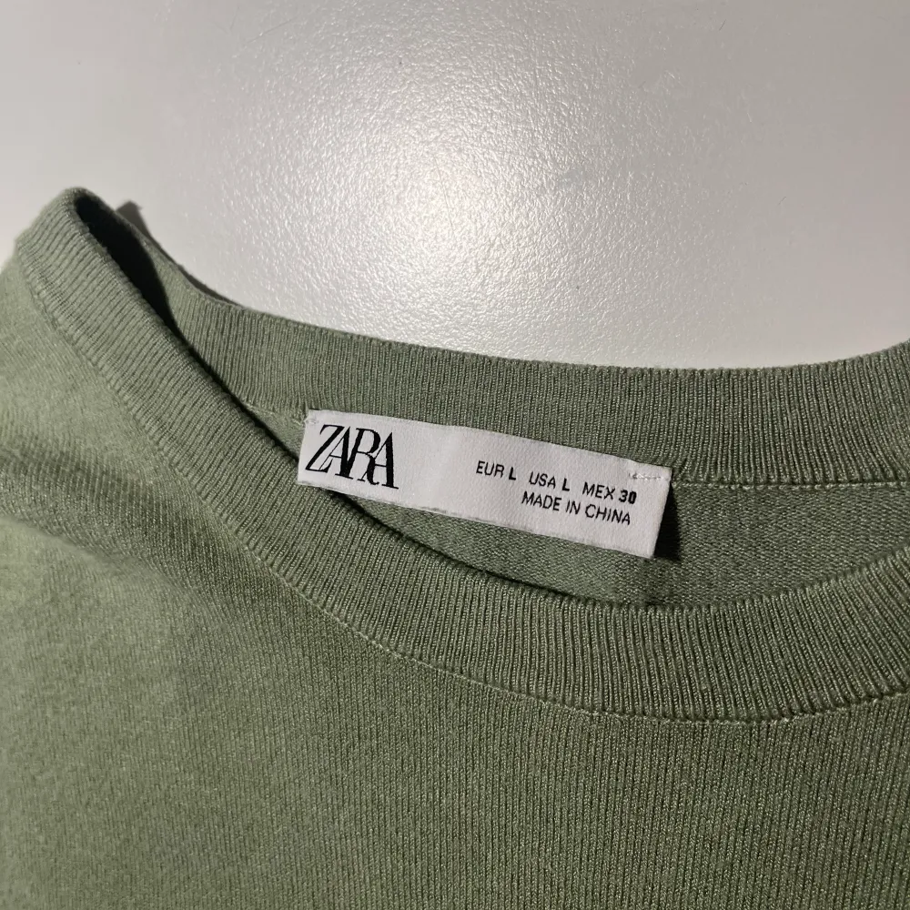Säljer den här populära Zara tröjan med guld detaljer. I storlek L men passar mig som är XS så skulle säga XS-M. Använd ett fåtal gånger. Köpt här på plick. Skriv privat vid frågor eller fler bilder🫶😌. Tröjor & Koftor.