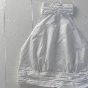 OPEN BACK HALTERNECK TOPP - ANVÄND FÅ GÅNGER HALTERNECK MED ÖPPEN RYGG, KNYTS I RYGGEN PASSAR 34-36