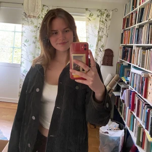 Höstkacka i manchester - En svart manchesterjacka från Pull&Bear med värmande insida. Passar perfekt till hösten och funkar bra även på vintern. Den har två fickor och stängs med knappar:)) 🍂