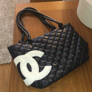 Vintage Chanel Bag - Intressekoll!! Skriv i kommentarerna/chatten vad ni kan tänka er buda. ej äkta 