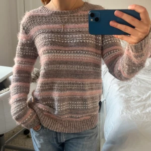 Stickad tröja!!! - Säljer denna så mysiga tröja från märket rosebud💗DIREKTKÖP:250kr