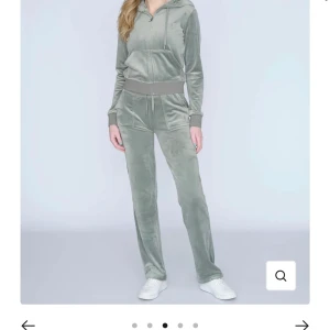 Juicy couture set storlek S - ) Ett jättefint juicy couture set i den slutsålda färgen chinois green , köpt från NK i mars ord pris är 2200 tror jag. Jag har prislapparna kvar men har tagit av dom från kläderna