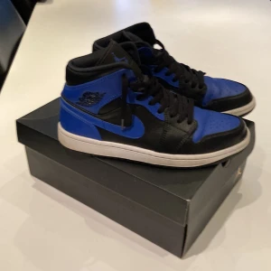 Nike air Jordan 1 mid hyper royal - Säljer Nike air Jordan 1 mid Hyper royal i andvänt skick. I storlek 41