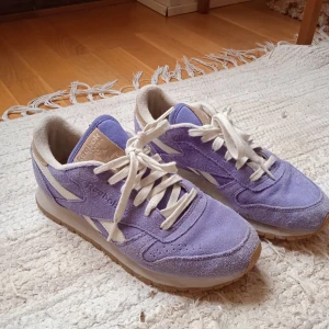 Sneakers  - Lila gulliga sneakers!! Från reebok, storlek 36💜