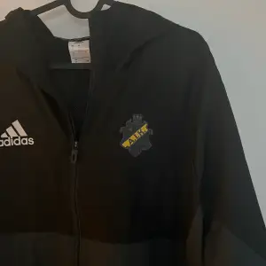 svart AIK jacka i storlek L, köpt den i stadium Säljer den för 200kr 