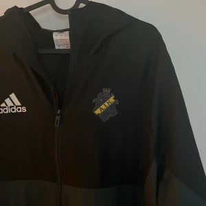 AIK  - svart AIK jacka i storlek L, köpt den i stadium Säljer den för 200kr 